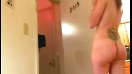 Un tizio stretto sta scuotendo il suo splendido bottino su un dildo. xxx video casalinghi