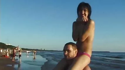 Alla ricerca di un orgasmo indimenticabile, Chika inserisce le dita xxx amatoriali italiani dentro se stessa.