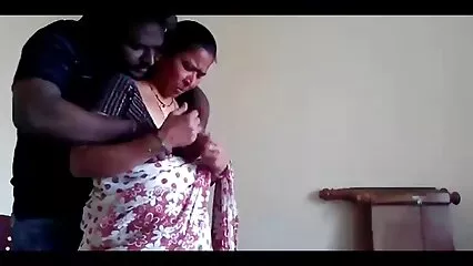 La donna dominante ha scopato la xxx amatoriale mature sua amica con uno strapon.