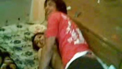 Come un cavaliere, uno pirno amatoriale studente cavalca un pene.