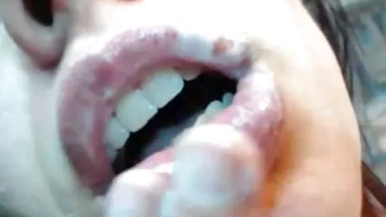 Una bellissima ragazza video sex amatoriale si toglie la vestaglia e comincia a giocare con un vibratore.