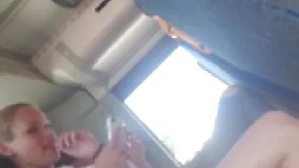 Il ragazzo scopa una giovane ragazza con le amatoriali video xxx mani e il pene.
