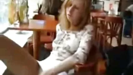 Ragazza positiva si masturba la free porno amatoriale figa con il dito.