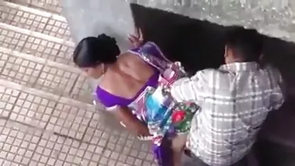 L'uomo ha scopato perfettamente sua moglie in bocca con un peperone video amatoriale nel culo denso.