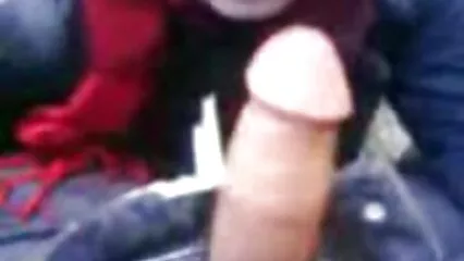 Una ragazza sexy con la xxx amatoriale sua bocca languida succhia il cazzo di un ragazzo.