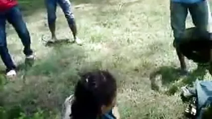 In una video amatoriali porn stanza buia, una ragazza tira grandi tette.