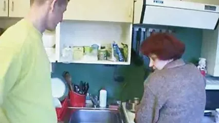 Una piccola cosa calda si infila un dildo nella figa e viene con piacere. xxxvideo amatoriali