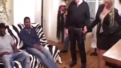 La calda bellezza ha xxxvideo amatoriali messo un dildo nella sua figa rasata e ha goduto di un orgasmo.