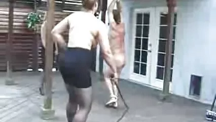 Una ragazza con una lunga treccia si scopa con video xxx amatoriali un oggetto giallo.