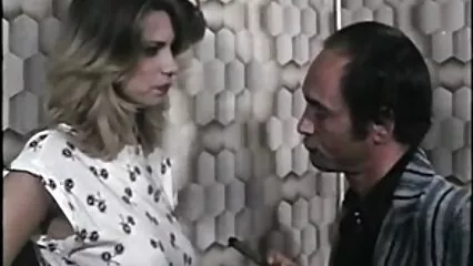 Bruna riccia cavalca un cazzo xxx video amatoriali duro.