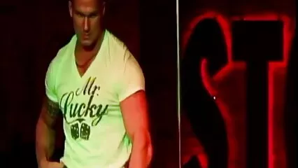 Una prostituta magra amatoriale scuola xxx martella la figa con un dildo per raggiungere l'orgasmo.