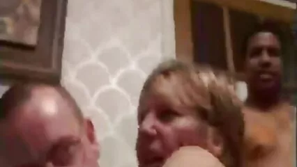 Pulcino carino con vibratori xxx gratis amatoriali che si rilassano nel soggiorno.