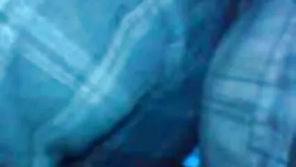 Pulcino xxx amatoriale nerd tocca il suo inguine succoso con la mano.
