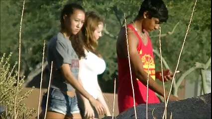 Una fifa snella cavalca un dildo viola sul video amatoriali italiani sex pavimento.