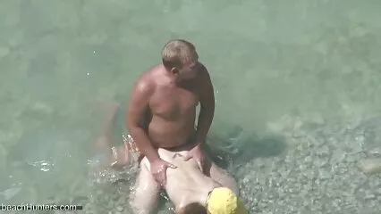 La mamma con la figa nuda e le tette cadenti si film amatoriali xxx eccita sul divano.