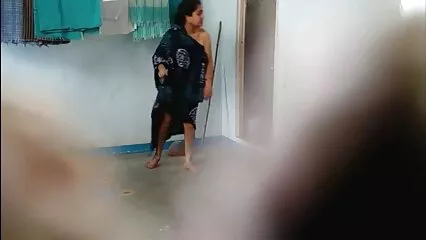 Sporca cagna si è fatta una scopata sul tavolo in film porno amatoriale italia cucina.