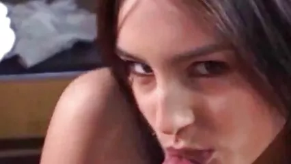 Una giovane ragazza accarezza xxx video amatoriali dolcemente la sua figa con la barba lunga sul divano.