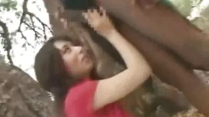 Birichina accarezza eroticamente la figa della sua casalinghe amatoriali xxx ragazza con una piuma.