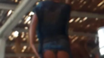 Bruna su una sedia ginecologica si masturba con video amatoriali xx un vibratore.