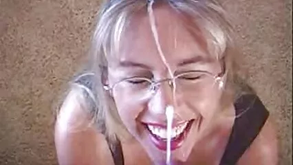 La testa video adulti amatoriali ha scopato la mora sul tavolo.