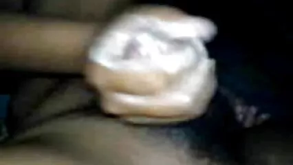 Ragazza nuda massaggia un buco free porno amatoriale rilassato con le mani.