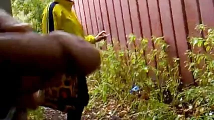 Una ragazza con gli occhiali succhia instancabilmente il pene di video anal amatoriali un uomo.