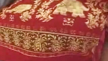 La amatoriale xxx signora sedeva su uno spillo duro con il suo buco.
