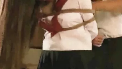 Una bella porno amatoriale dal vivo ragazza ha messo il berretto sotto un ragazzo.