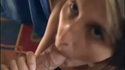Ha tirato la bionda stronzo sul suo filme porno amatoriale pene rovente .