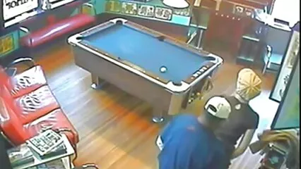 Bionde impressionanti xxx scopate amatoriali strofinano i loro berretti su un grande letto.