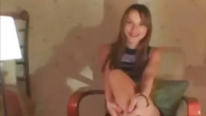 Due amatoriale pornografico amiche senza complessi sullo yoga mostrano fighe.