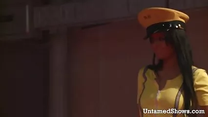 Diteggiatura di una figa con amatoriale xxx la barba lunga con un piccolo vibratore rosa.