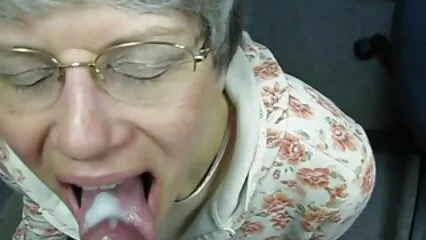 Forte atleta con un filme porno amatoriale grosso cazzo dà calore al polpaccio.
