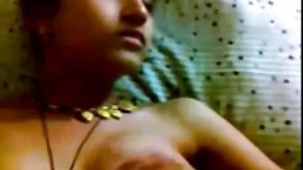 In pantaloncini, il suo cazzo lussurioso le riempie la video amatoriali porn figa.