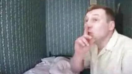 Un giovane le ha messo in bocca una giovane donna vero amatoriale xxx con un pene.