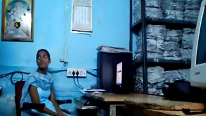 Giovani molto appassionati ed energici scopano sul xxx casalinghi letto.