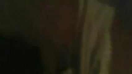 Cagna riccia amatoriale xxx massaggia le fessure con un vibratore in camera da letto.