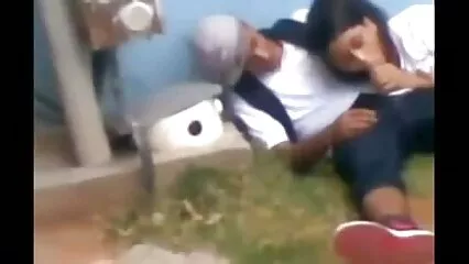 Una casalinga afosa scopa la video pormo amatoriale sua ragazza sul letto.
