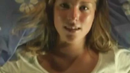 La ragazza si soddisfa trans amatoriale xxx con un dildo e un vibratore sotto la doccia.