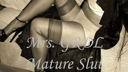 Una pornografia amatoriale italiana ragazza arrapata si è accarezzata tra le gambe.