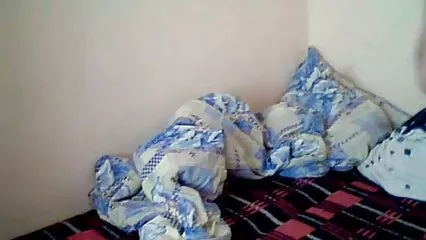 Ragazzo in giacca interessato alle video xxx amatoriali tette a letto.