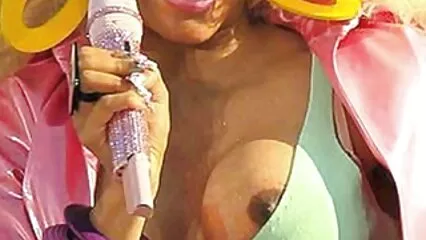 Afferrò un sex toy e aiutò una poorno amatoriale ragazza a finire.