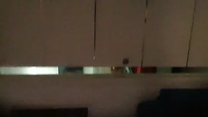 Su una poltrona di pelle, una signora sta prendendo il sole con video amatoriali anal un vibratore nella figa.