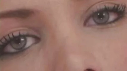 Il fotografo ha appuntato la video xxx amatoriale brunetta sul letto nel suo studio.
