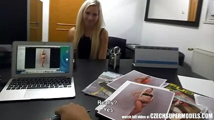 Pulcino lussurioso ha organizzato un primo piano che succhia video porno gratuiti amatoriali il cazzo.